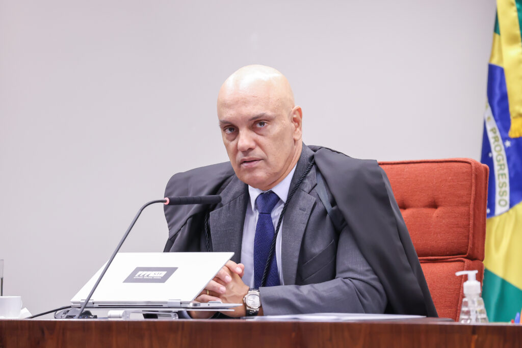 Alexandre de Moraes, do STF, autorizou visita do governador Jorginho Mello a a Jair Bolsonaro e negou revogação da prisão do ex-presidente
