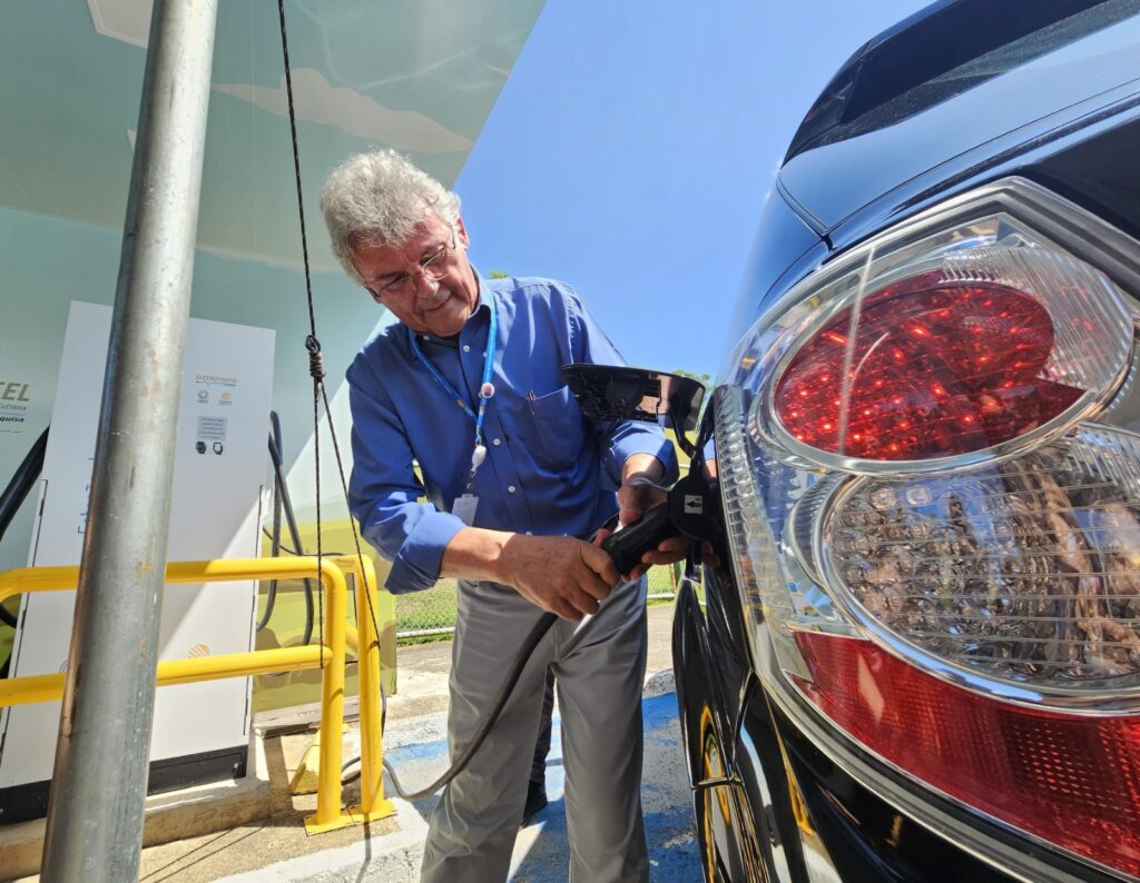 Tarcisio Rosa abastece automóvel elétrico na sede da Celesc