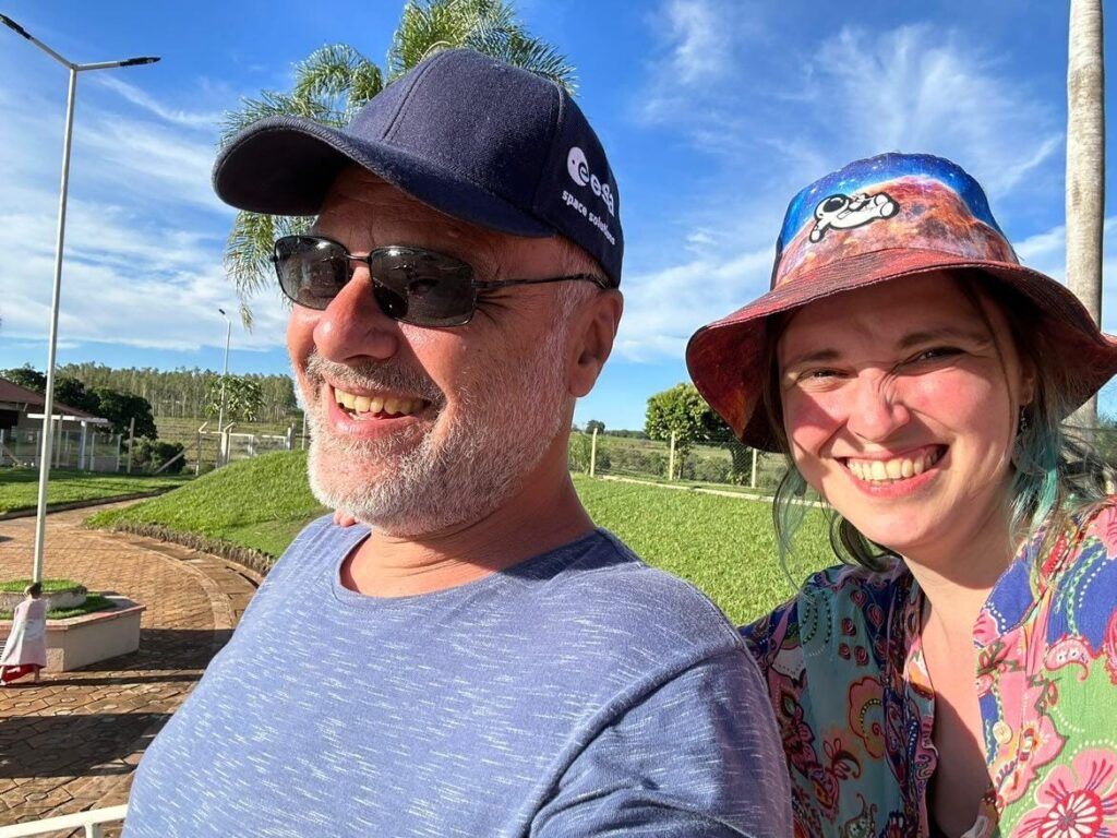 Rebeca ao lado do tio que a inspirou a entrar na ciência