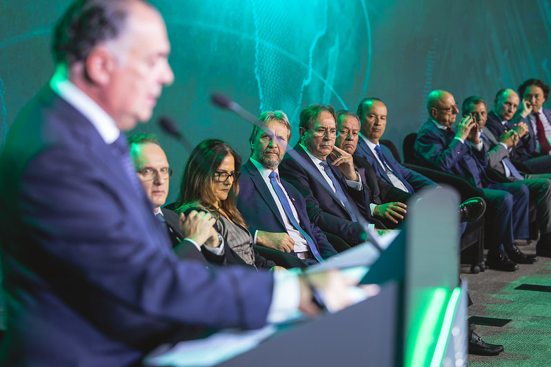 Posse de Seleme na Fiesc reuniu lideranças de diversos partidos, como o deputado federal Pedro Uczai (PT), o governador Jorginho Mello (PL), o senador Esperidião Amin (PP) e o presidente da Alesc, Júlio Garcia (PSD). Foto: José Somensi, Fiesc.