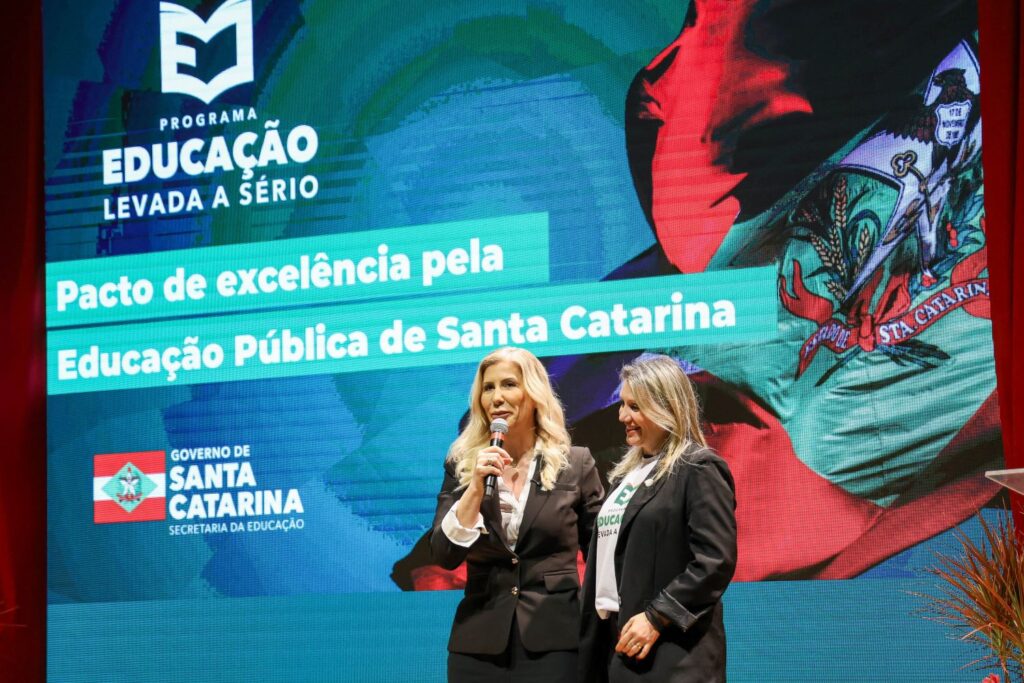 Luciane Ceretta e Kênia Scarduelli, secretária e secretária-adjunta da Educação, na apresentação do pacote de investimentos. Foto: Leo Munhoz, Secom.