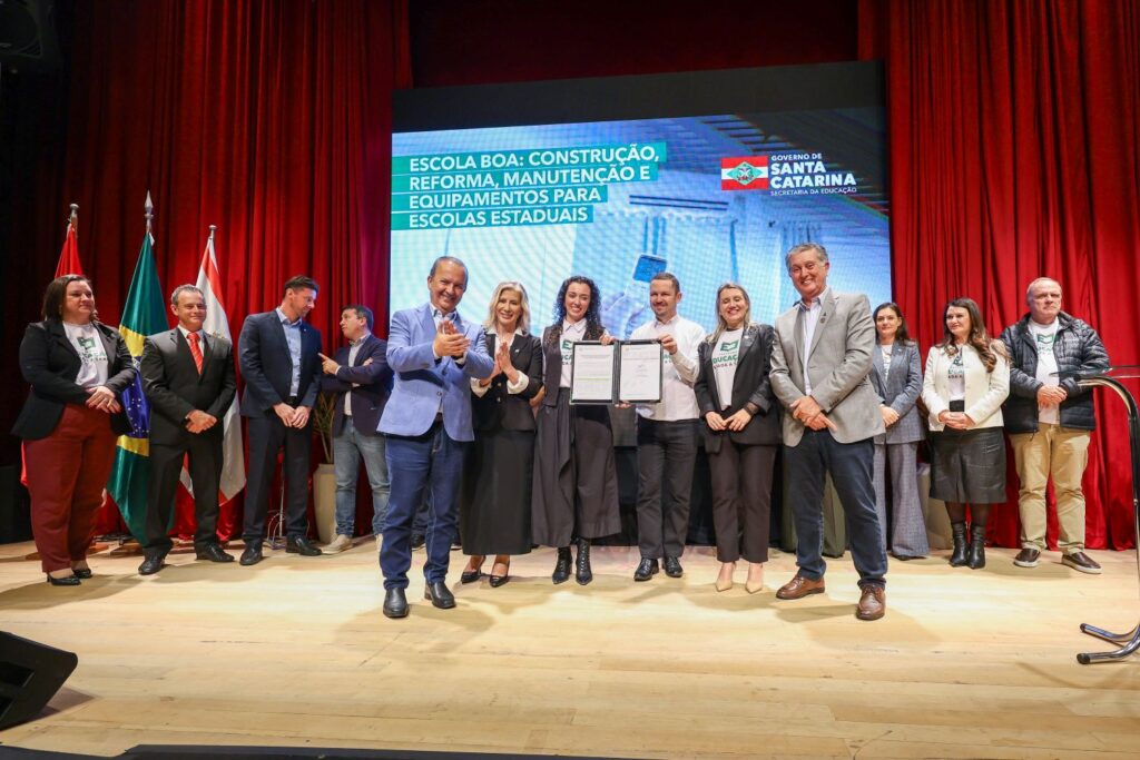 Governador Jorginho Mello e secretária Luciane Ceretta apresentaram pacote de investimentos em educação em evento prestigiado no Teatro Álvaro de Carvalho. Foto: Leo Munhoz, Secom. 