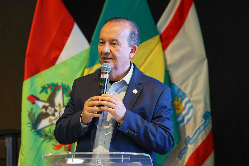 A Polícia Civil de SC deflagrou operação em três Estados para apurar troca de mensagens com ameaças de morte ao governador Jorginho Mello