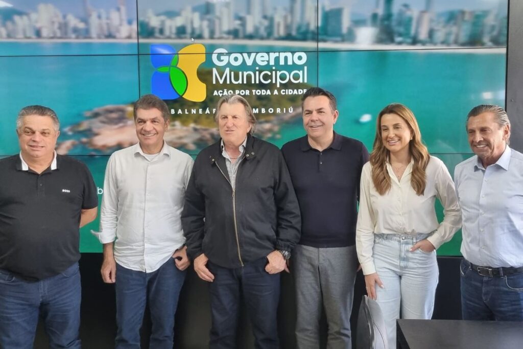 Dirigentes do União Brasil e lideranças que articulam filiação ao PSD participam de evento pessedista em Balneário Camboriú