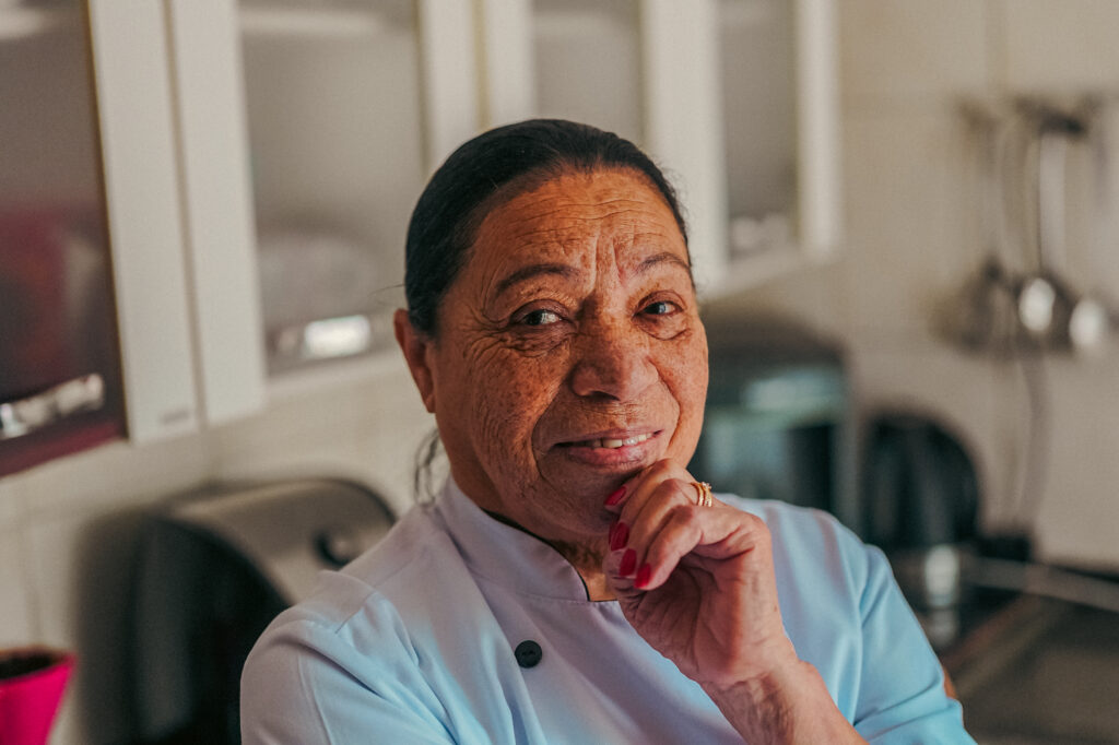 Reportagem de Ângela Bastos e Diórgenes Pandini apresenta Dona Lena, cozinheira na Casa d'Agronômica nos governos LHS, Pavan e Colombo