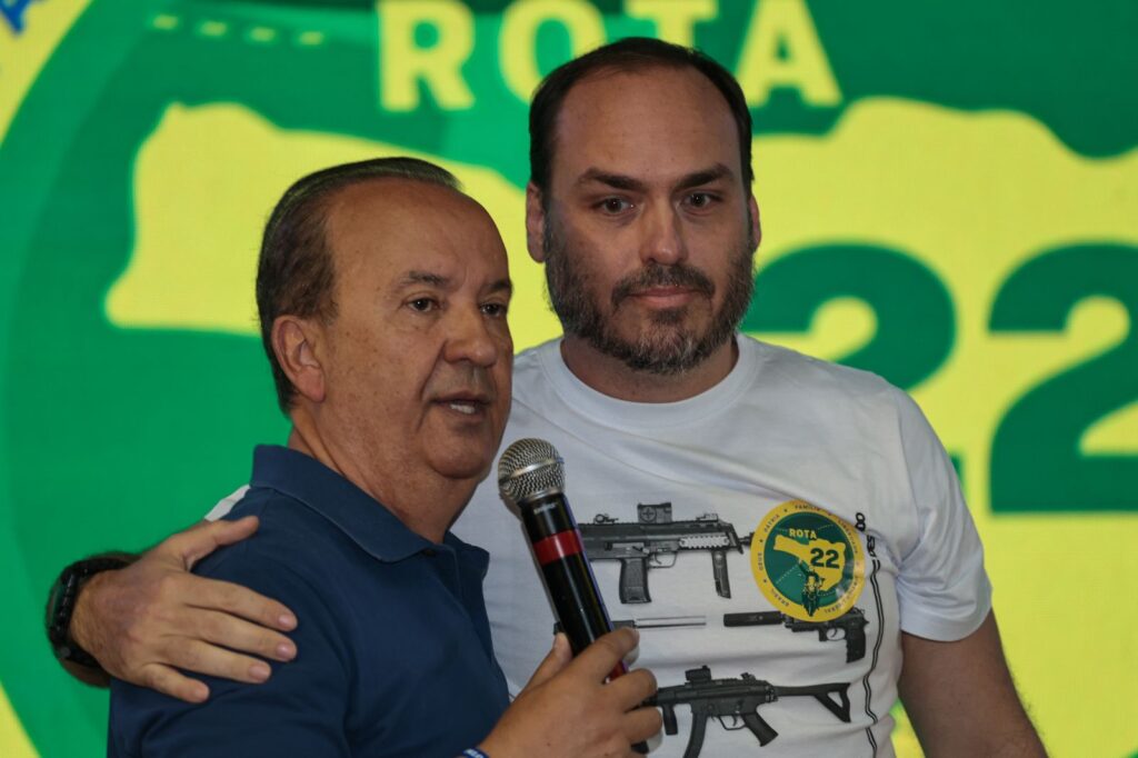Veja os números da pesquisa Neokemp para governador e senador em Santa Catarina em outubro de 2025, com Jorginho e Carlos Bolsonaro líderes