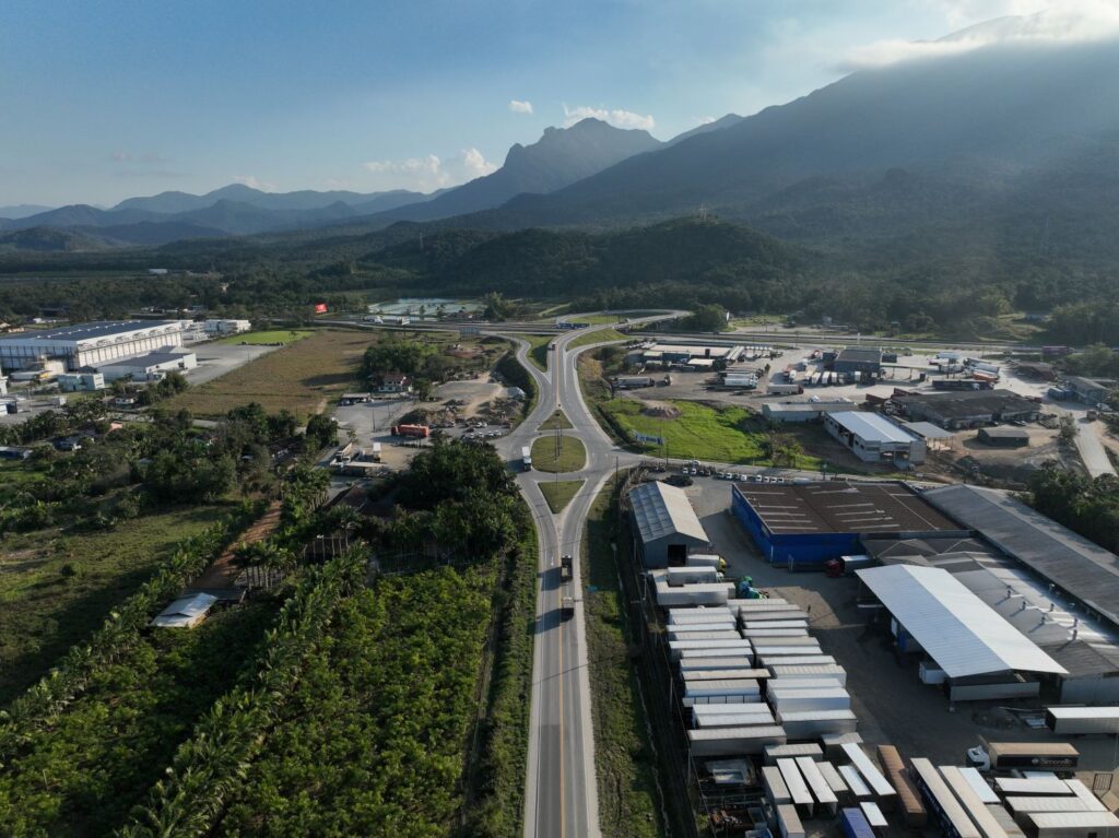 SC receberá R$ 365 milhões do Paraná. Decisão publicada nesta sexta-feira determina que o pacote de investimentos em infraestrutura, como na rodovia SC-417 (foto), seja concluído em até 24 meses – Foto: Thiago Kaue / SECOM