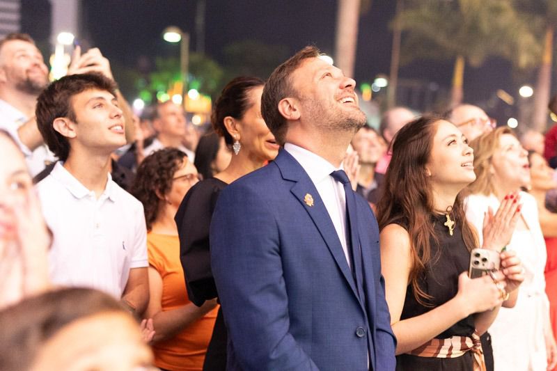 Adriano Silva olha os fogos na abertura de Natal em Joinville