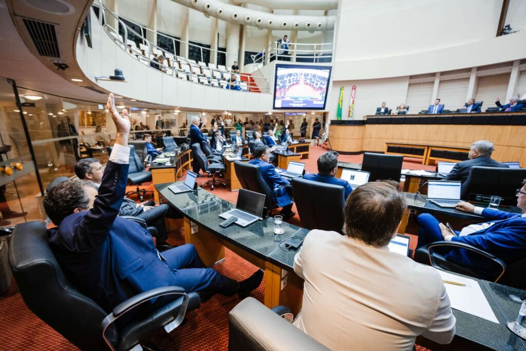 Registro da votação da proposta que proíbe cotas raciais nas instituições de ensino superior em SC, quando a minoria contrária ao projeto ergueu as mãos para registrar voto contrário.