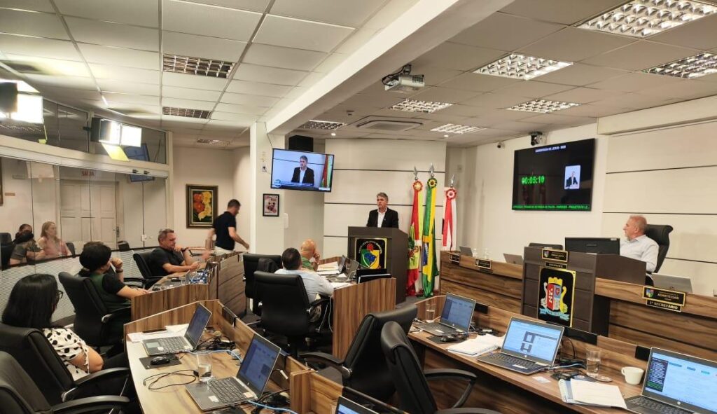 Última sessão de 2025 da Câmara de São José mostrou a força da base do prefeito Orvino Coelho de Ávila em meio a críticas da oposição