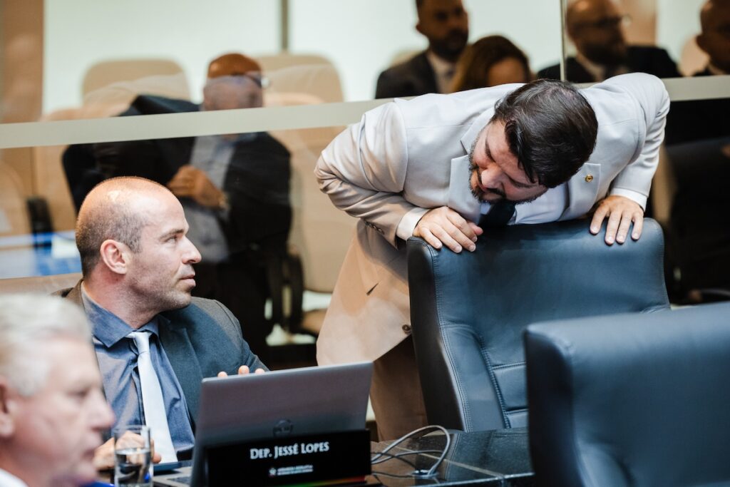 Alex Brasil, à direita de Jessé Lopes, durante a votação do projeto contra cotas raciais