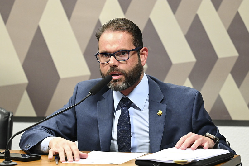 Reportagem do Metrópoles aponta que Jorge Seif paga R$ 31 mil a dona de loja que "nunca foi vista" no Senado; senador nega irregularidade